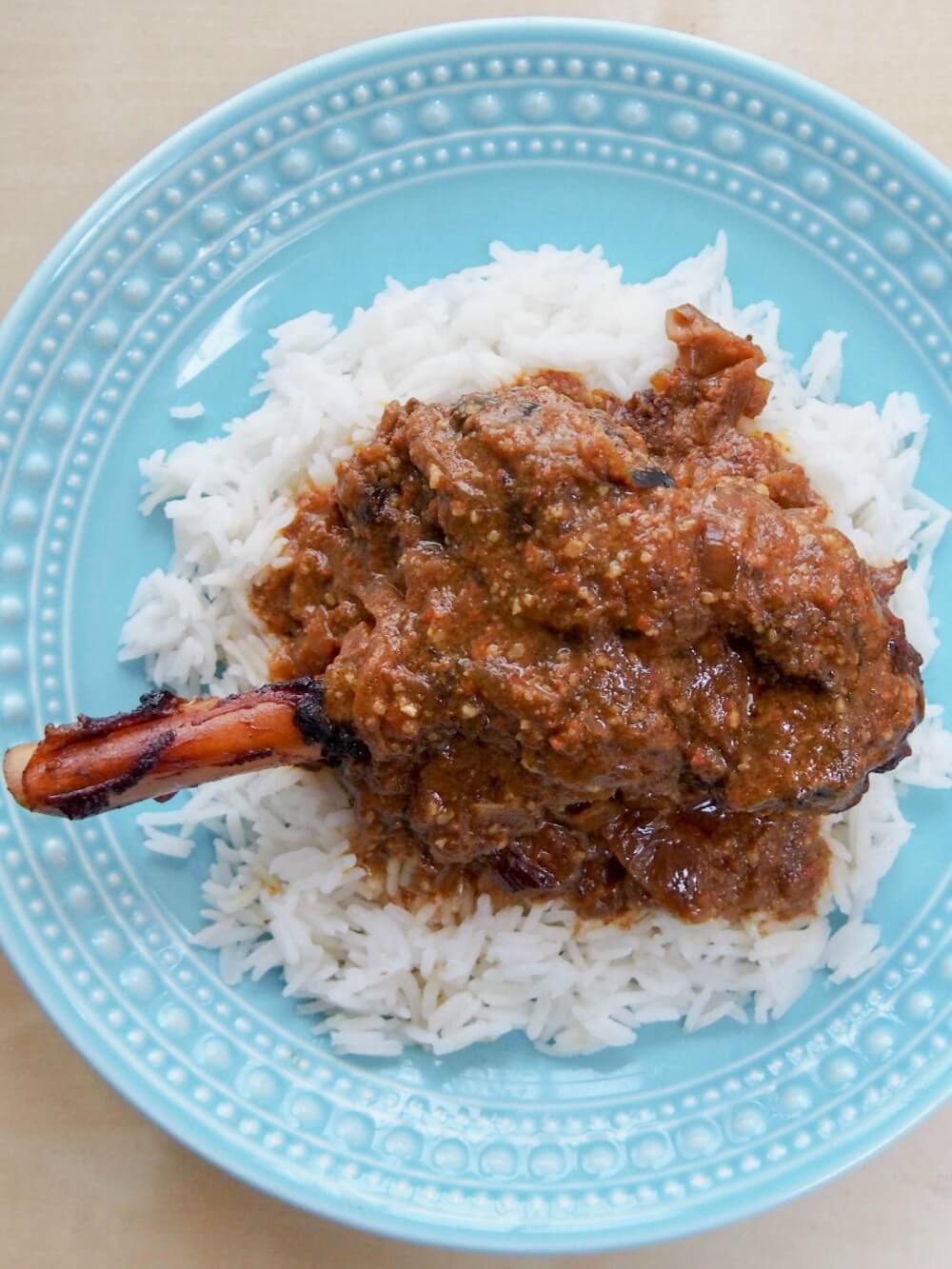 This delicious lamb rogan josh is made with lamb shanks in the slow cooker. Easy, meltingly tender & incredibly delicious: so full of aromatic Indian flavor Slow cooker lamb rogan josh (using lamb shanks) from overhead served over rice