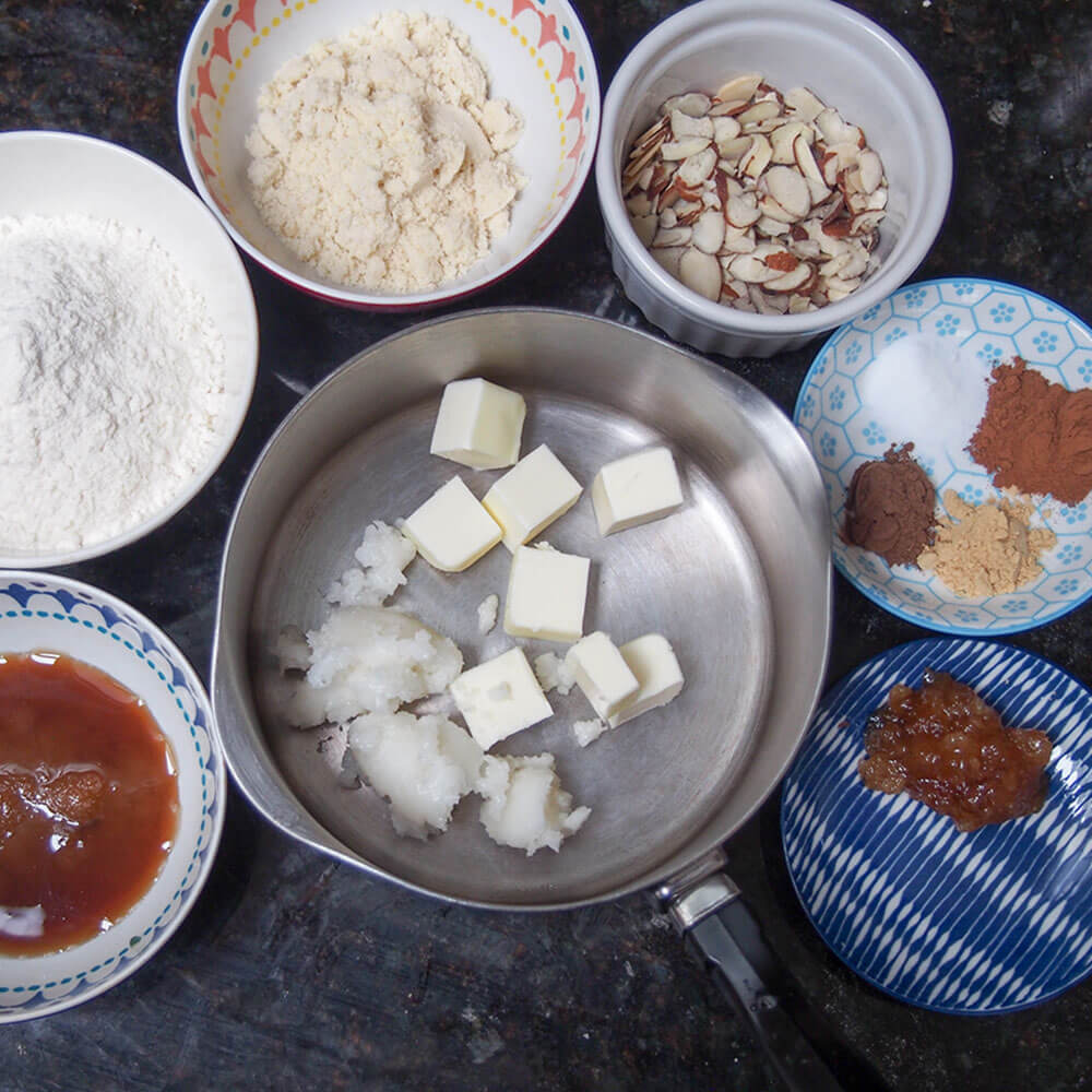 Brunkager ingredients in small bowls