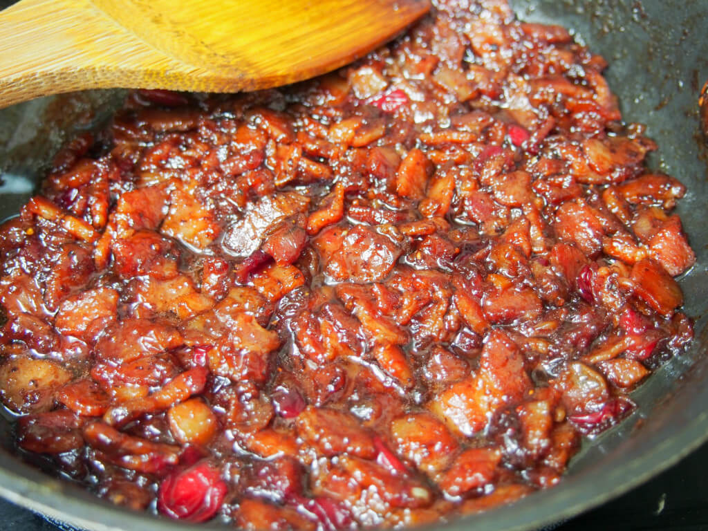 making cranberry bacon jam