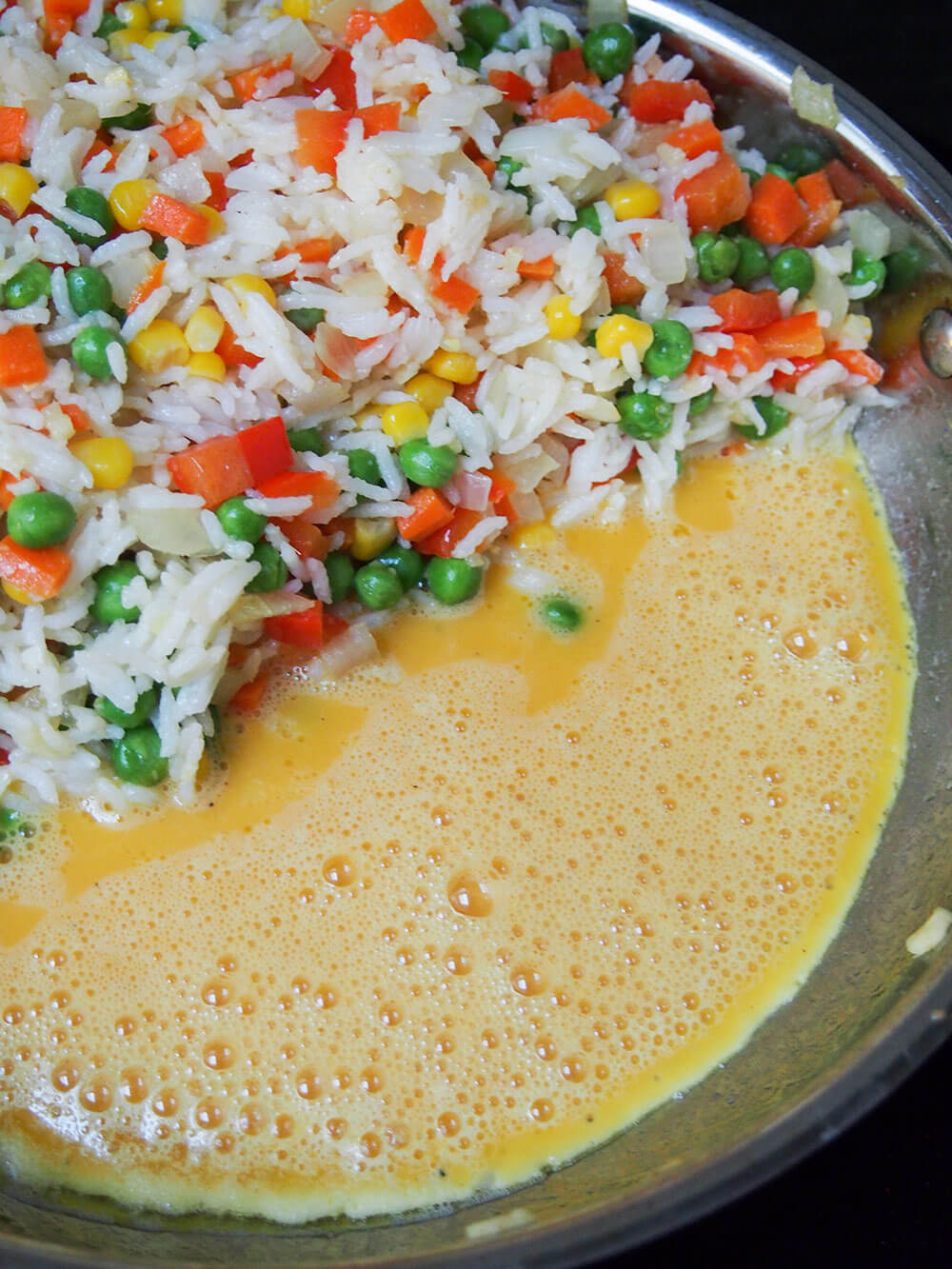 adding egg to Vegetable egg fried rice