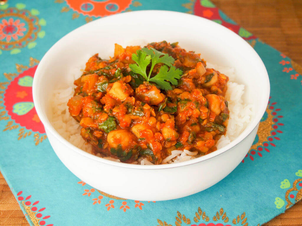 chickpea lentil and spinach curry - a delicious, easy vegan curry