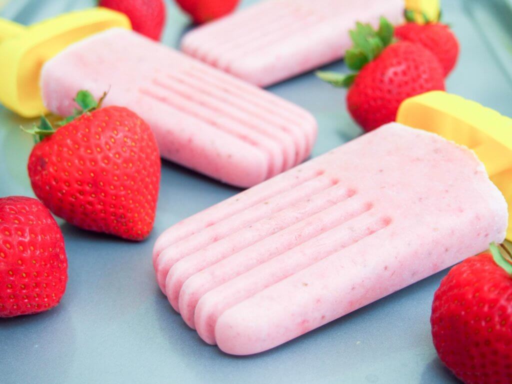 strawberry coconut popsicles (healthy and vegan!)
