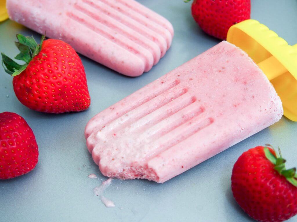 strawberry coconut popsicles (healthy and vegan!)