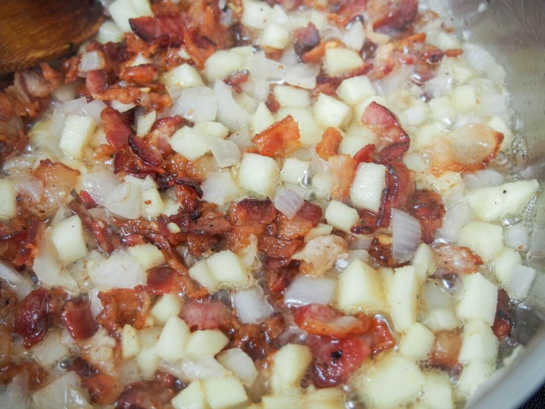 making apple bacon jam