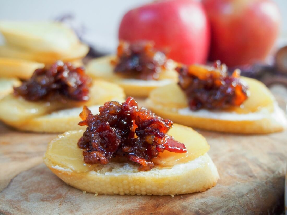 These caramelized apple and bacon jam crostini are a delicious sweet-savory mix, easy to prepare largely in advance and sure to be a hit with guests.