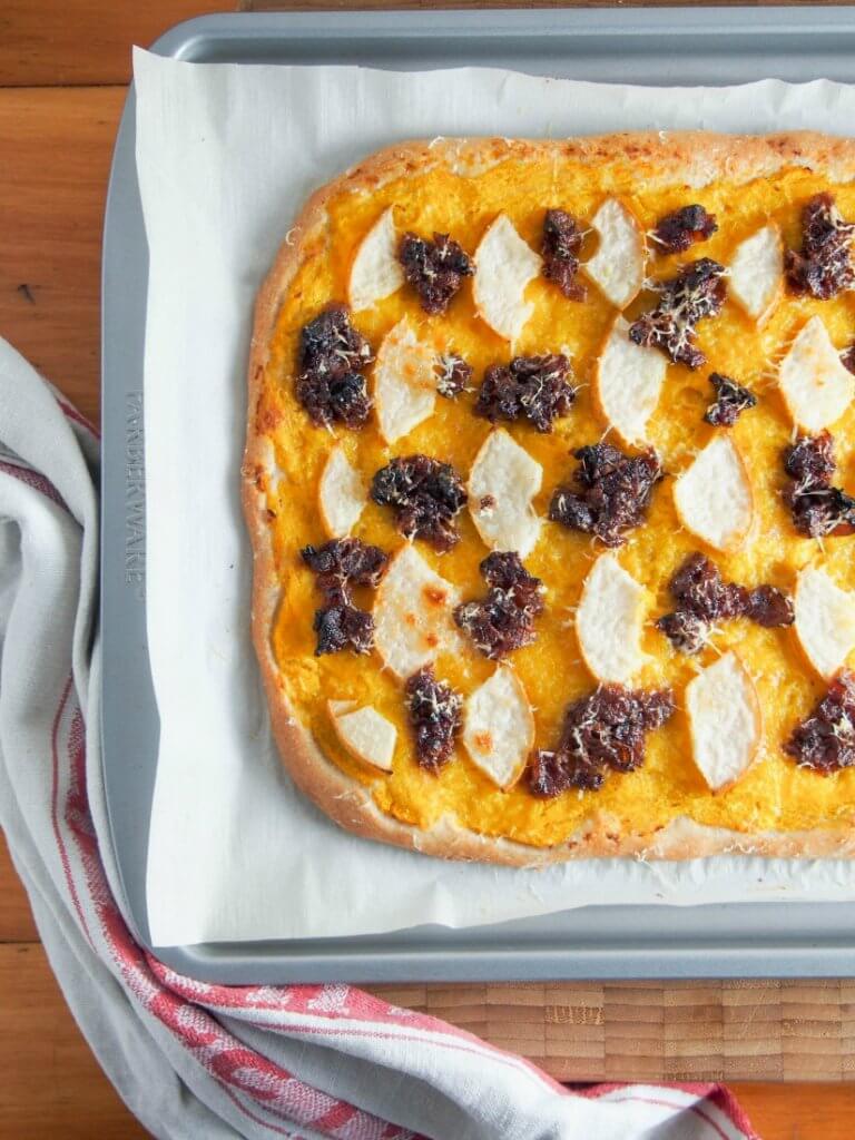 This bacon jam, pear & butternut squash pizza is a thoroughly fall-flavored pizza. With a roast squash base, bacon jam, pear & pecorino on top. So good!