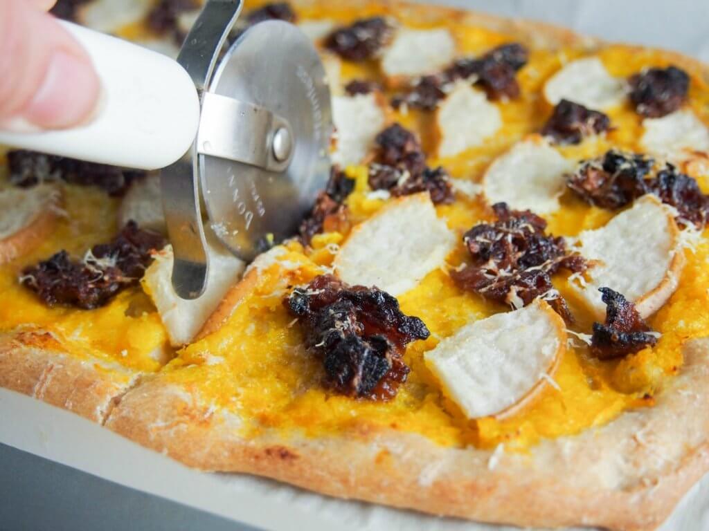 This bacon jam, pear & butternut squash pizza is a thoroughly fall-flavored pizza. With a roast squash base, bacon jam, pear & pecorino on top. So good!