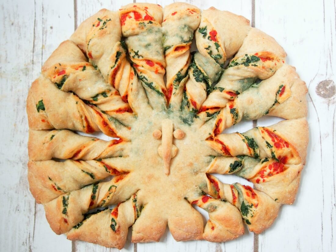 Twisted bread with peppers, spinach and parmesan