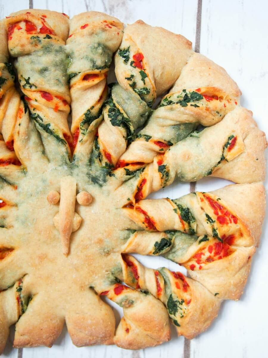 Twisted bread with peppers, spinach and parmesan