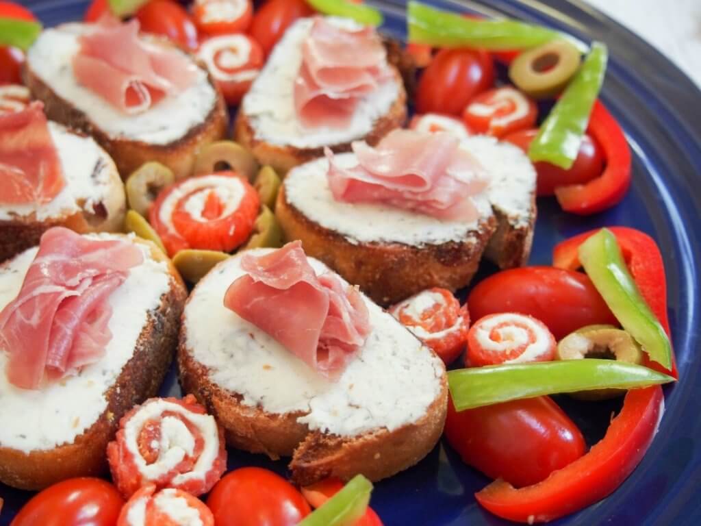 Smoked salmon pinwheels & prosciutto crostini make super simple, flavorful appetizers but can be arranged into an impressive, festive star. A perfect appetizer plate for holiday entertaining.