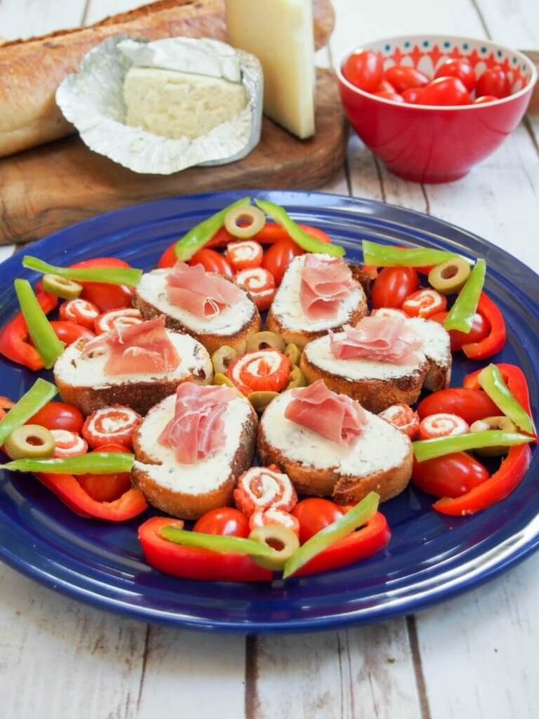 Smoked salmon pinwheels & prosciutto crostini make super simple, flavorful appetizers but can be arranged into an impressive, festive star. A perfect appetizer plate for holiday entertaining.
