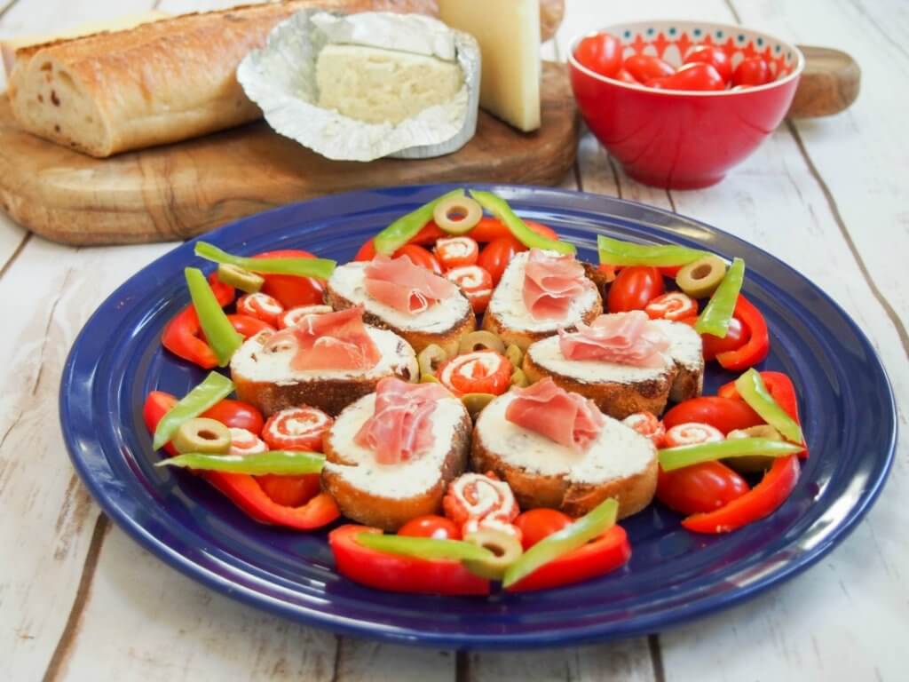 Smoked salmon pinwheels & prosciutto crostini make super simple, flavorful appetizers but can be arranged into an impressive, festive star. A perfect appetizer plate for holiday entertaining.
