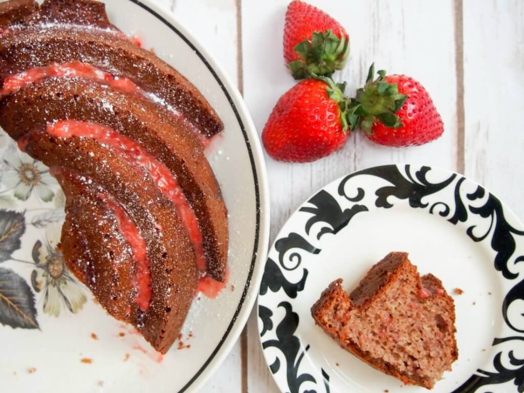 strawberry bundt cake