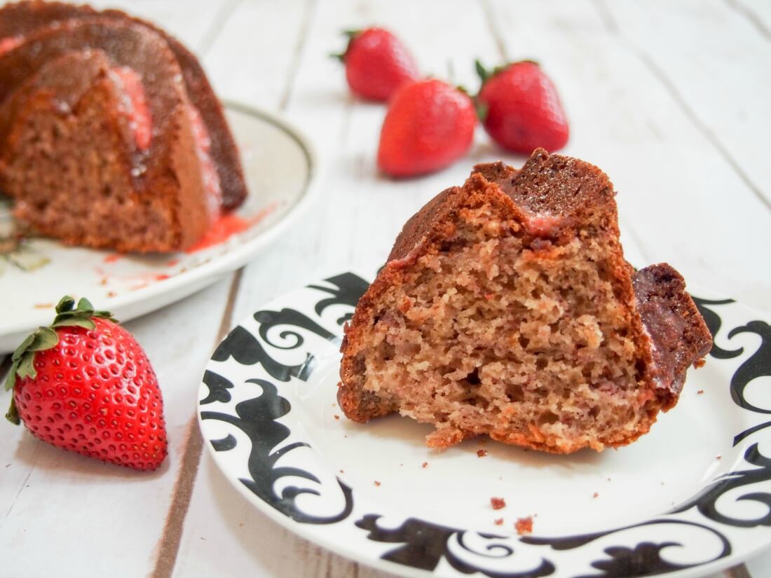 strawberry bundt cake