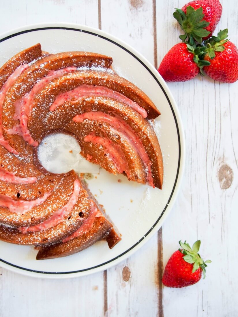 strawberry bundt cake