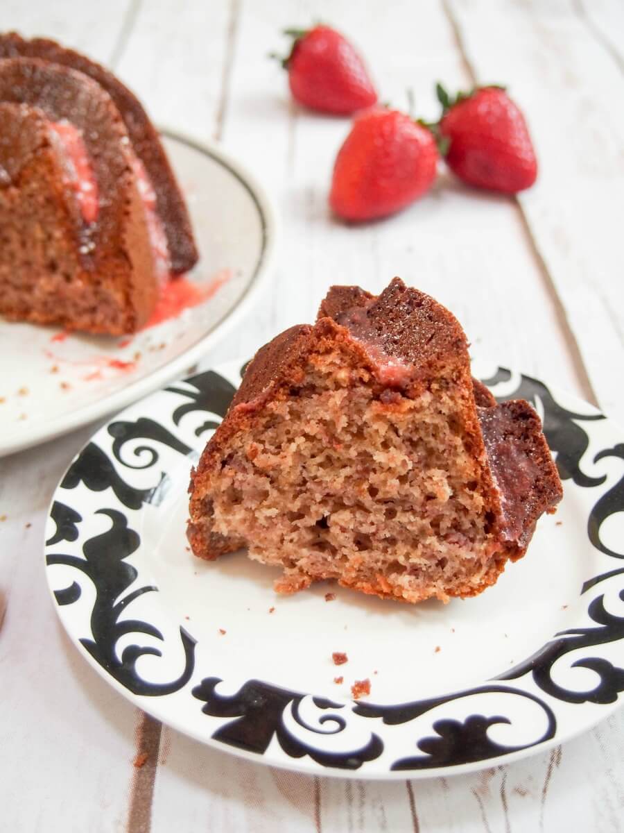 strawberry bundt cake