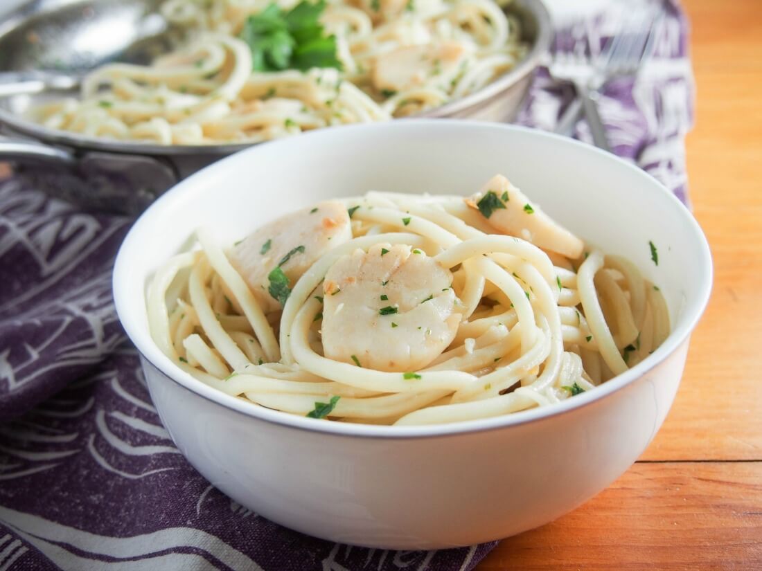 scallop pasta with garlic and white wine in bowl