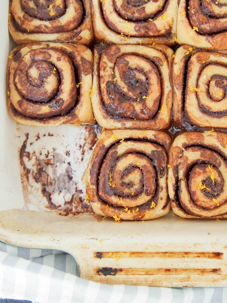 chocolate orange cinnamon rolls - Chocolate and orange are a perfect mix and these chocolate orange cinnamon rolls combine them perfectly. Soft, gently sweet and with that touch of citrus. Such a delicious snack or brunch treat (but relatively healthy too!)
