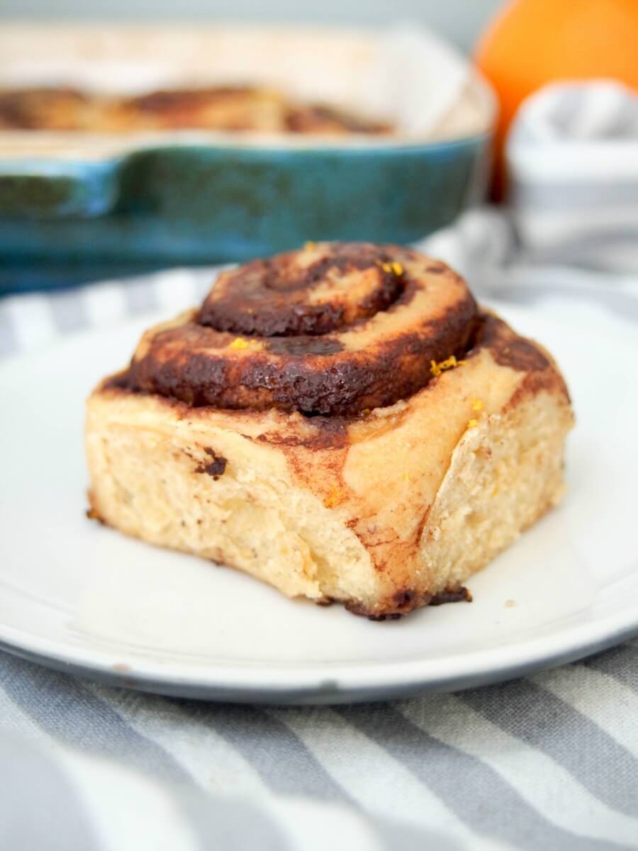 chocolate orange cinnamon rolls - Chocolate and orange are a perfect mix and these chocolate orange cinnamon rolls combine them perfectly. Soft, gently sweet and with that touch of citrus. Such a delicious snack or brunch treat (but relatively healthy too!)