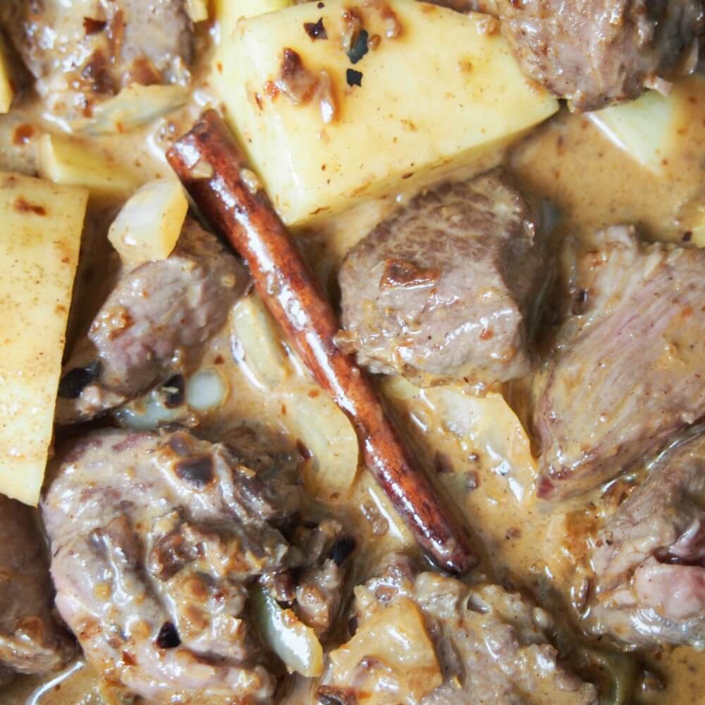 cooking Beef massaman curry in slow cooker