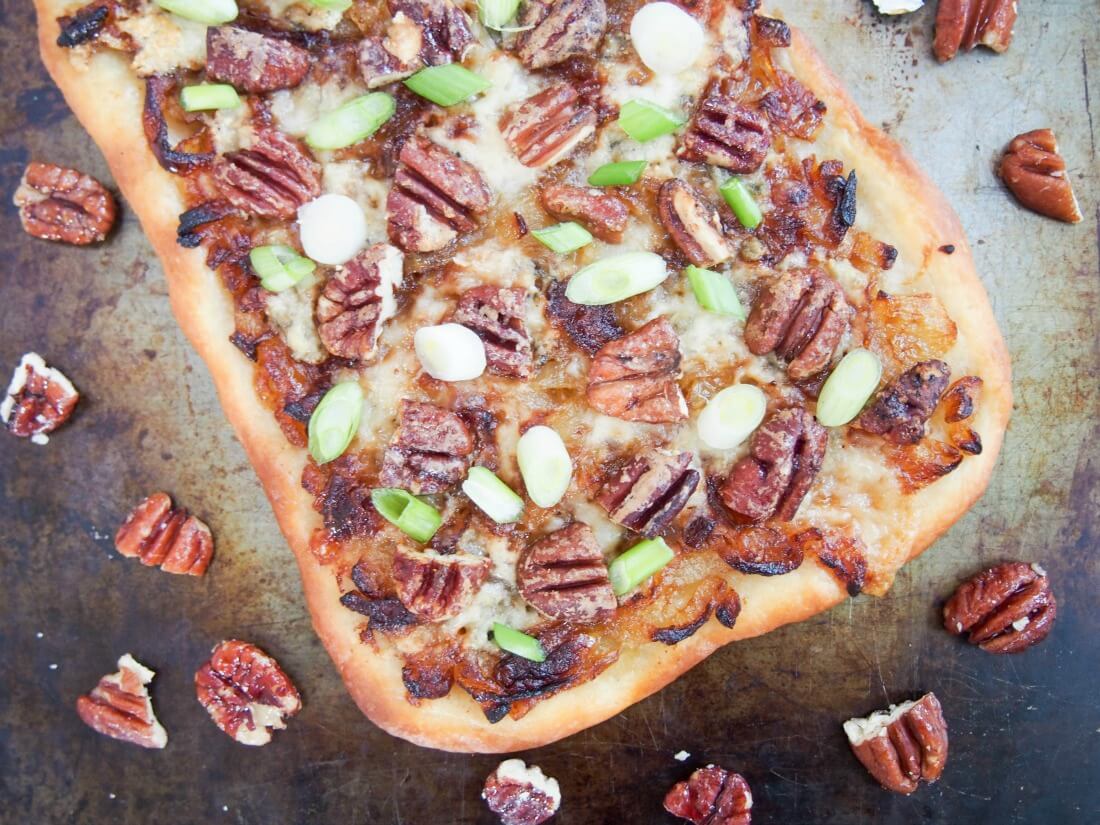 caramelized onion and gorgonzola pizza