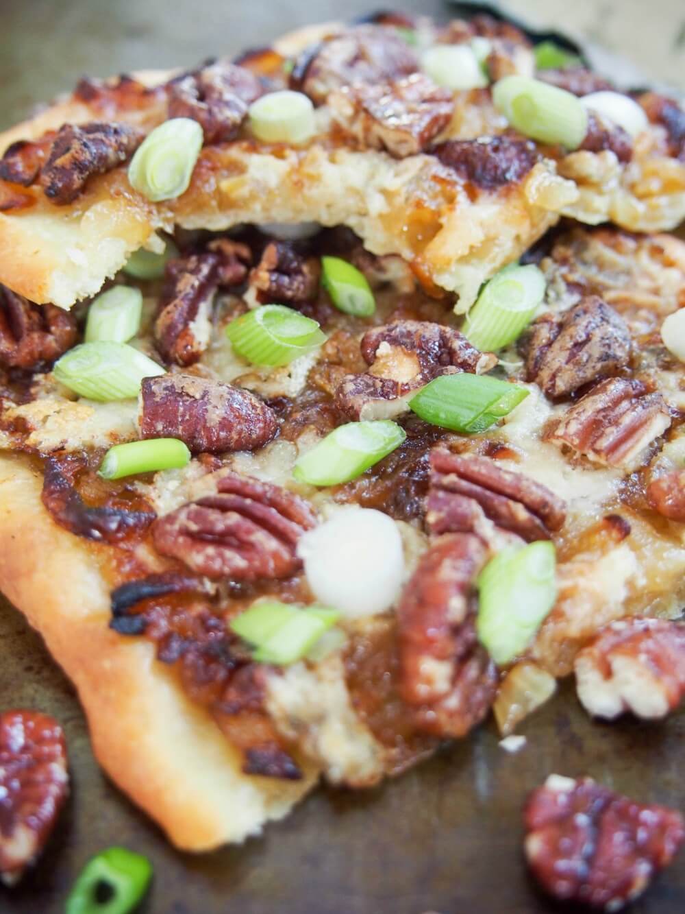 caramelized onion and gorgonzola pizza
