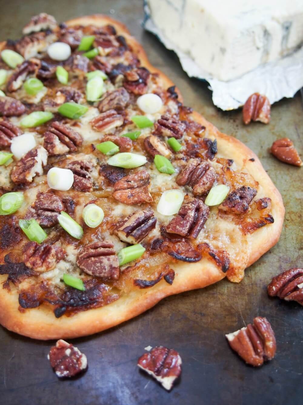 caramelized onion and gorgonzola pizza
