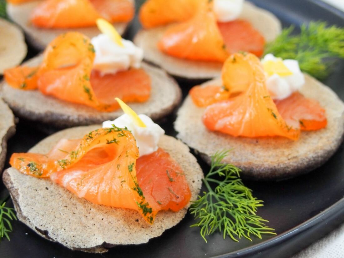 blini with smoked salmon gravlax