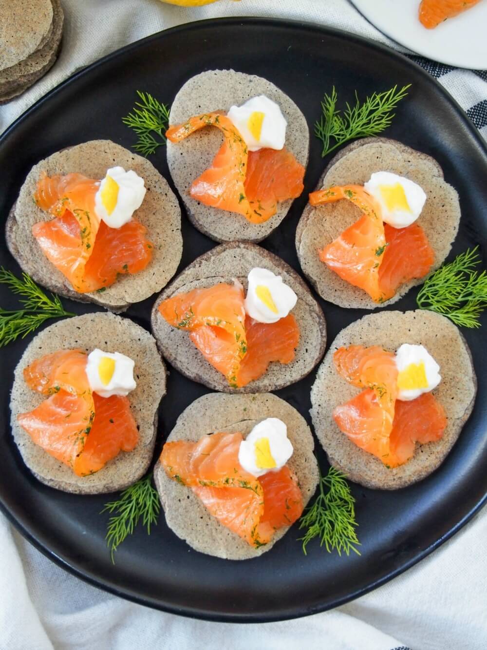 blini with smoked salmon gravlax