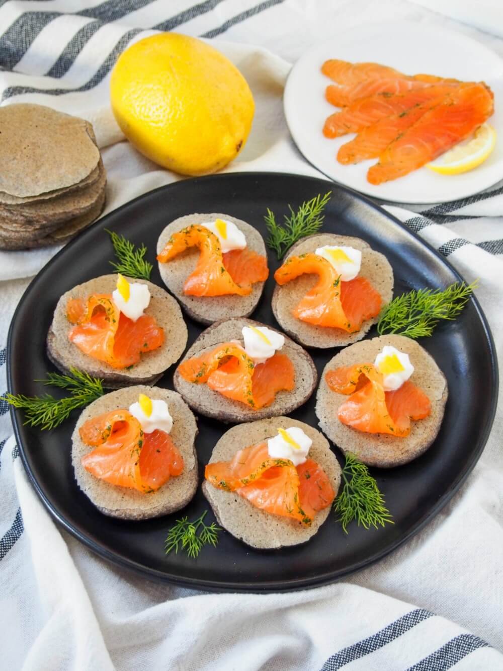 blini with smoked salmon gravlax