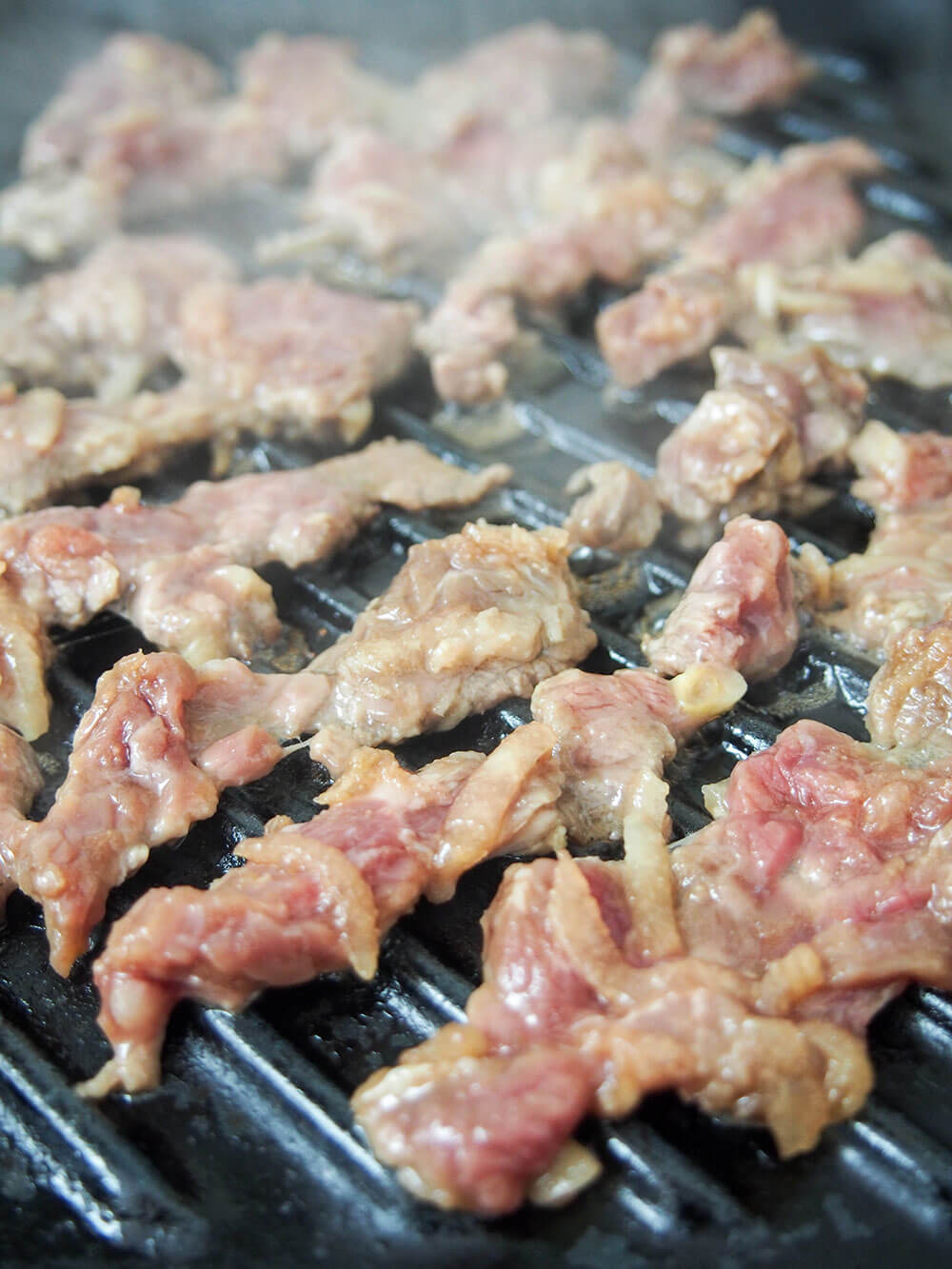 grilling beef bulgogi on grill pan