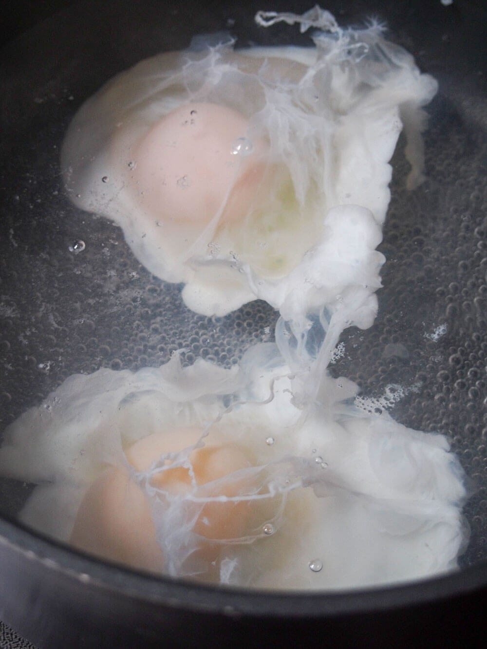 poaching eggs for eggs Benedict