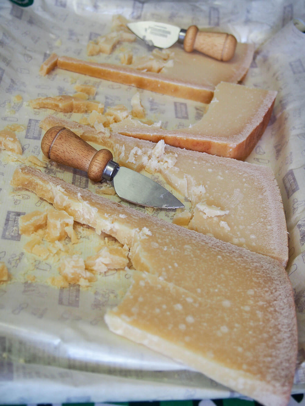 food in Bologna: tasting parmigiano reggiano