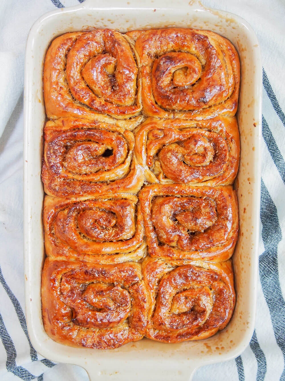 golfeados Venezuelan cheese sticky buns in dish viewed from overhead