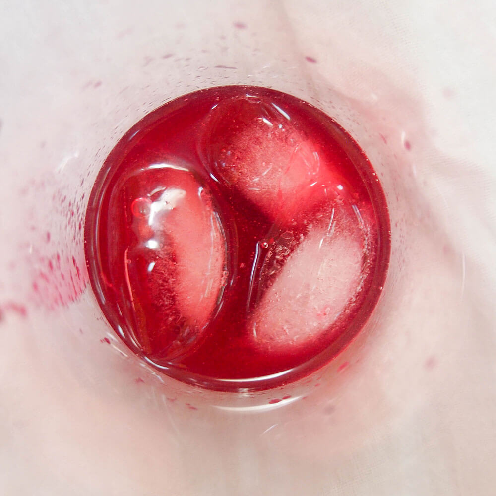 mixing base juice and spirit with ice