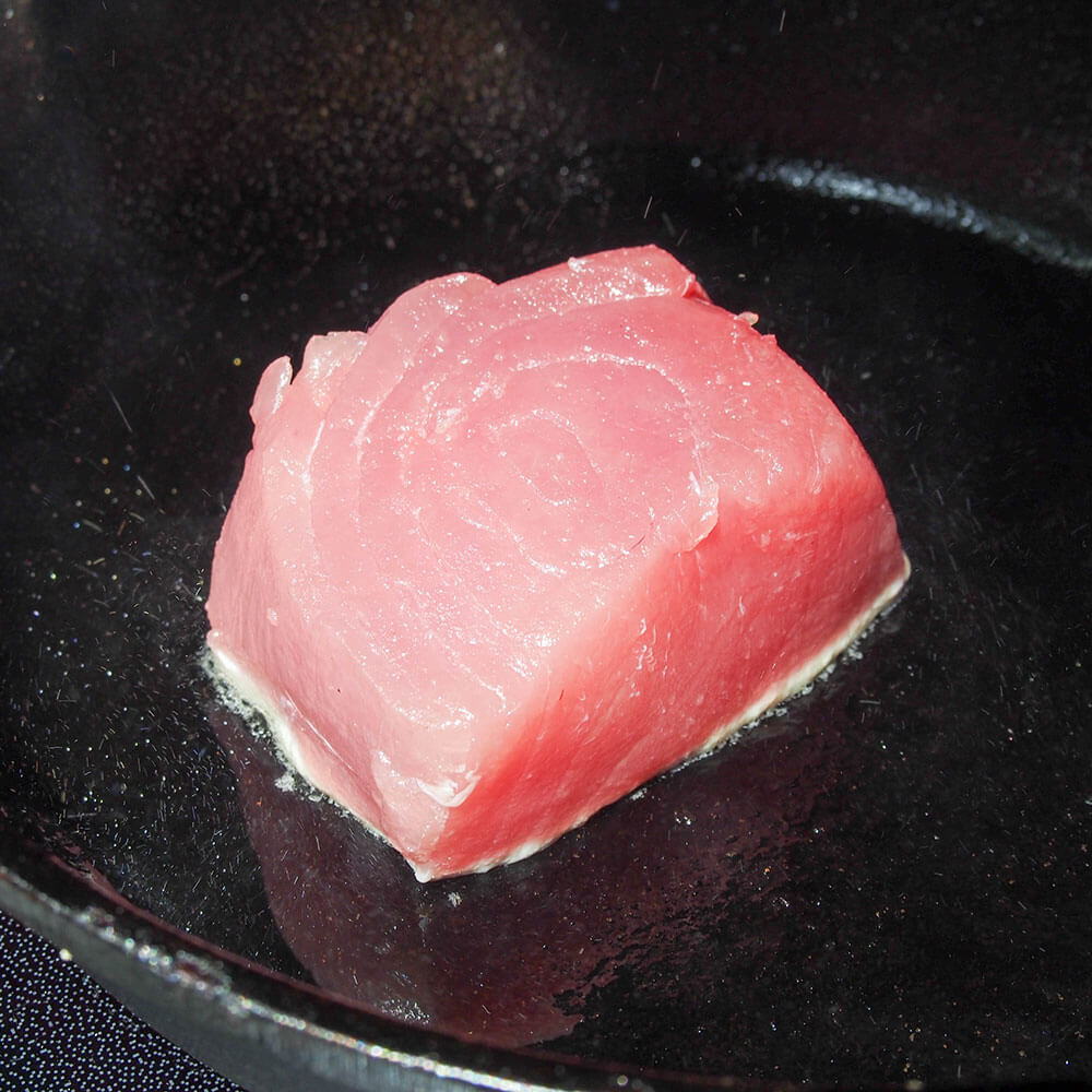 searing tuna in skillet