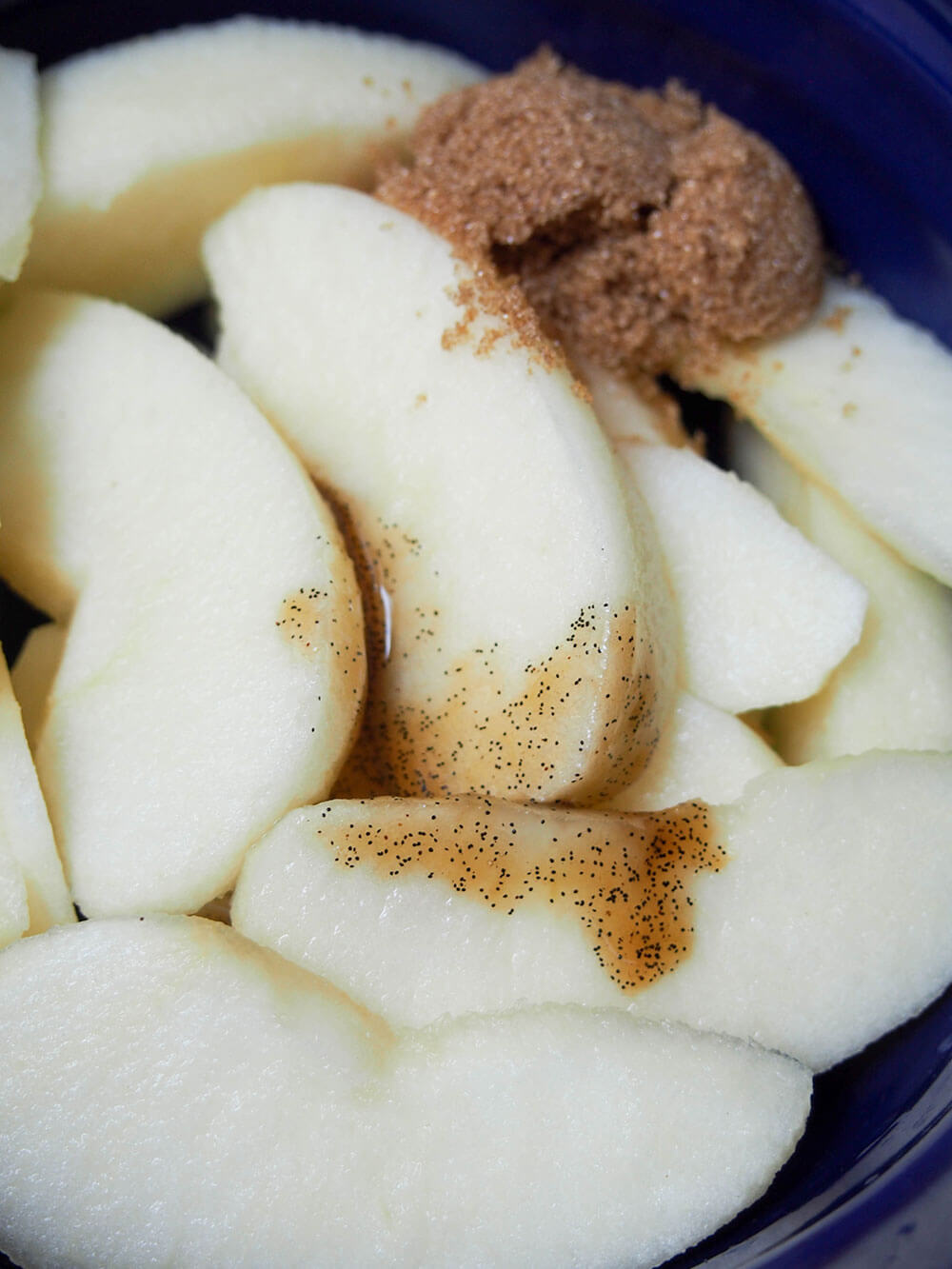 adding vanilla and sugar to apples