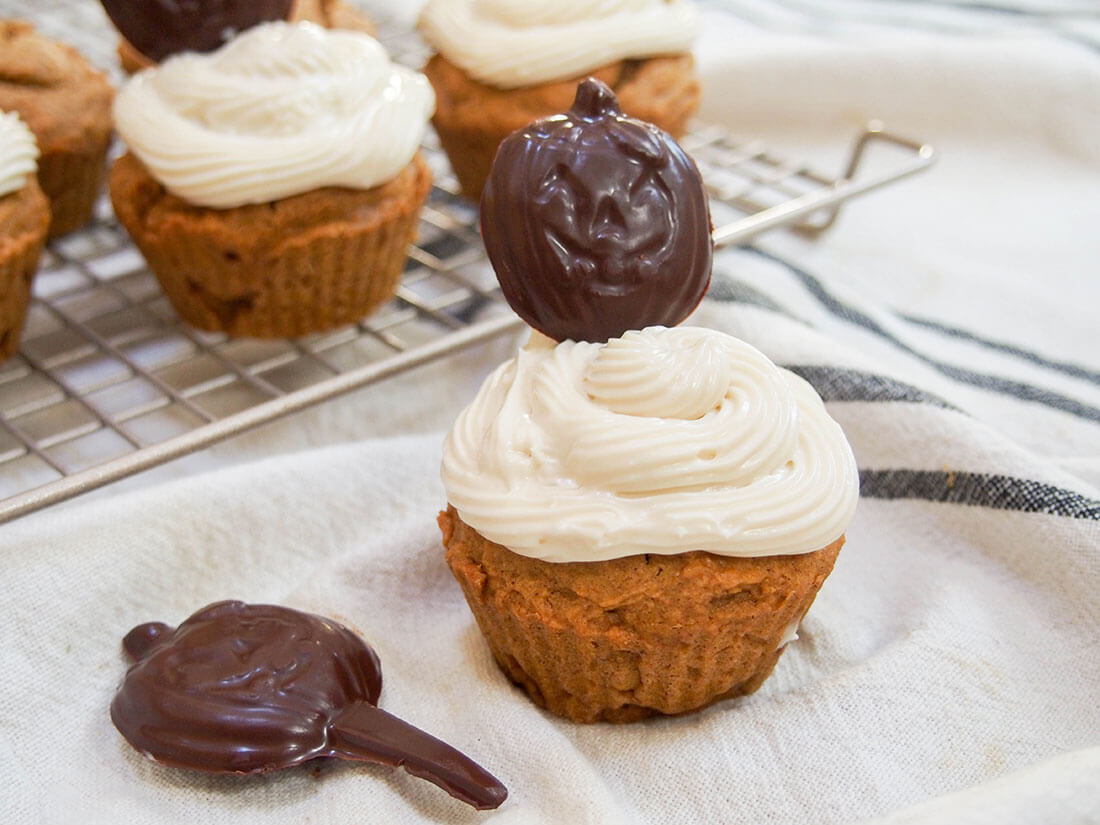 Pumpkin cupcakes with chocolate pumpkin to side