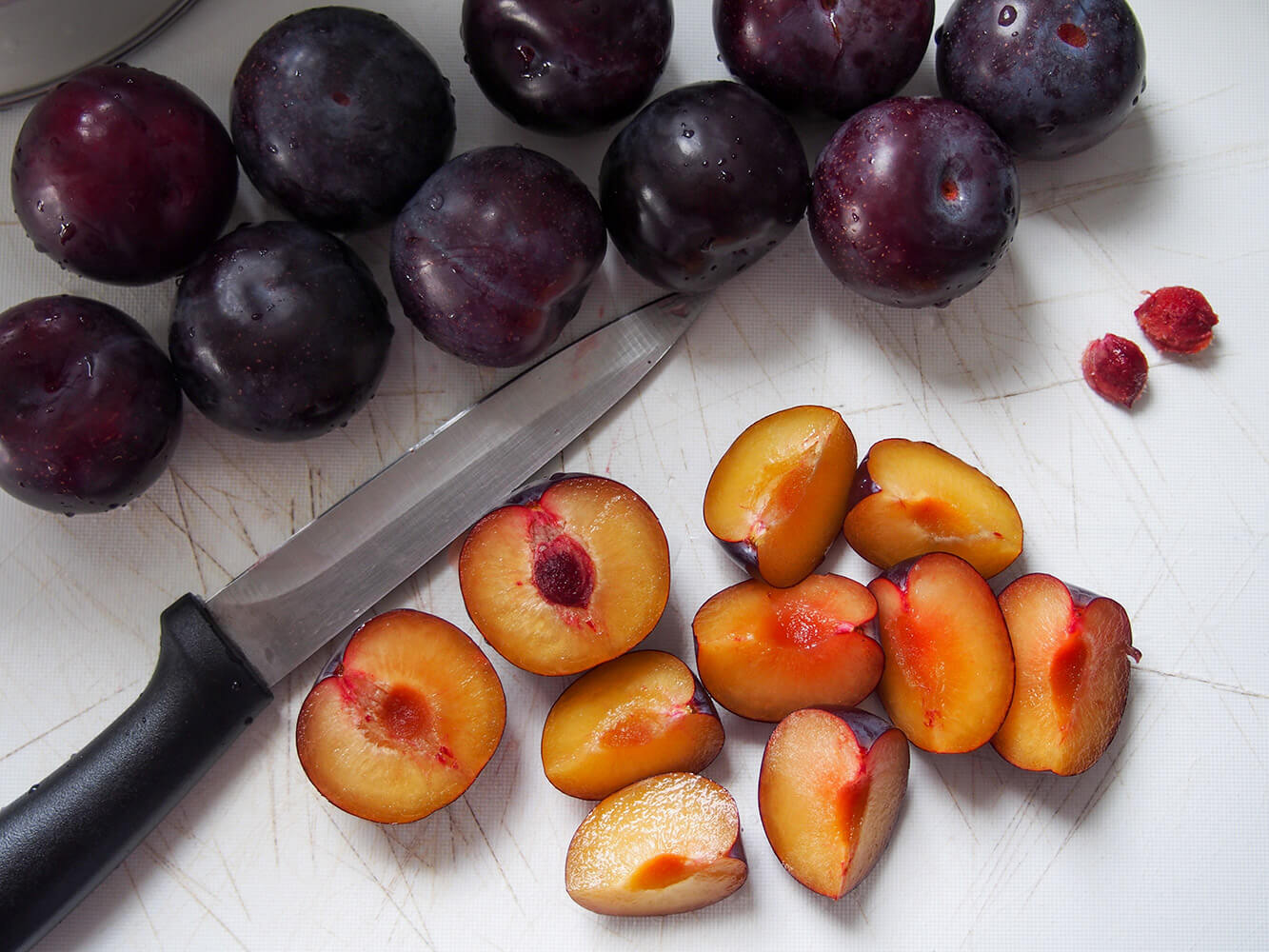 cutting plums and removing stone