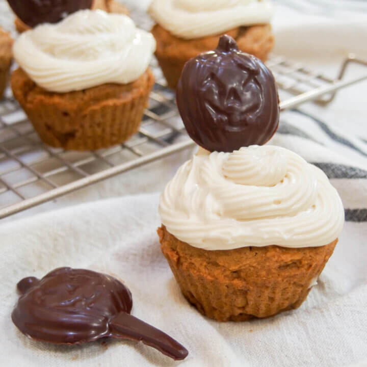 pumpkin cupcakes with chocolate pumpkin topper
