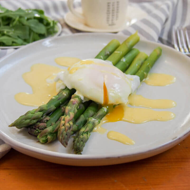 asparagus with blender hollandaise and egg on top