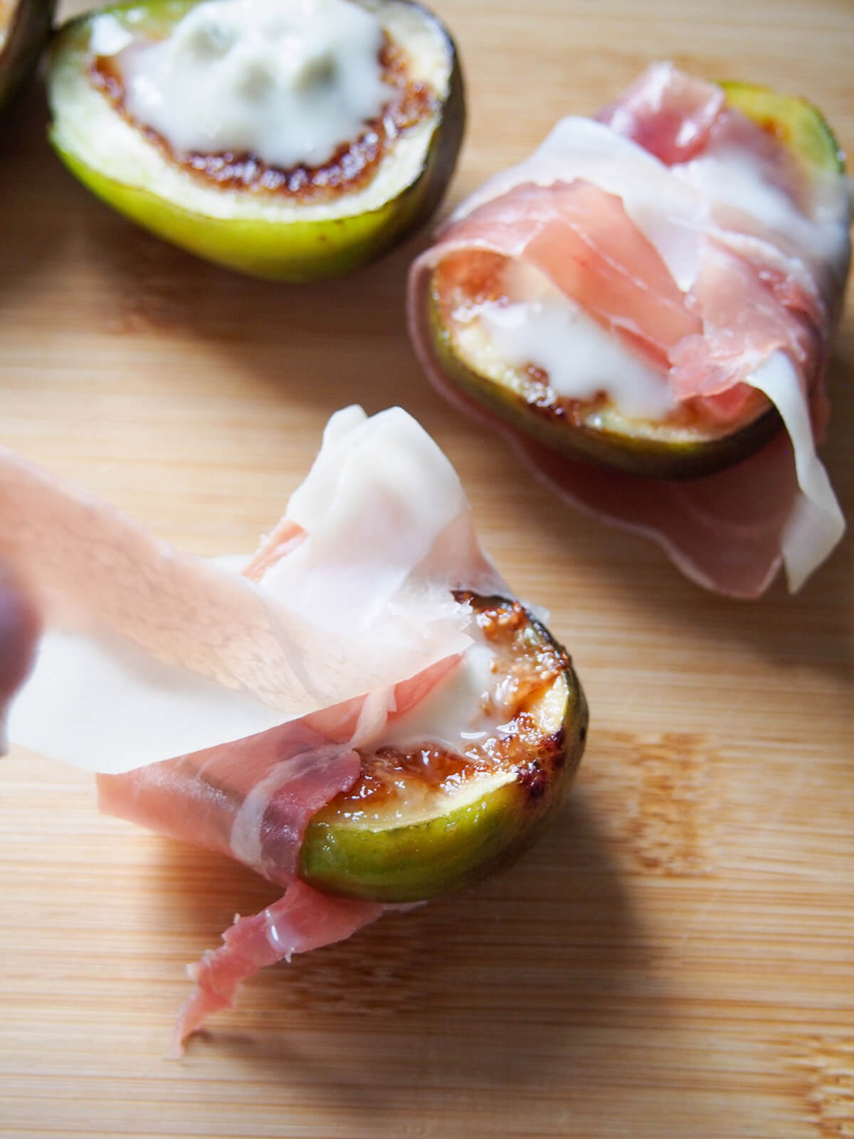wrapping figs with prosciutto