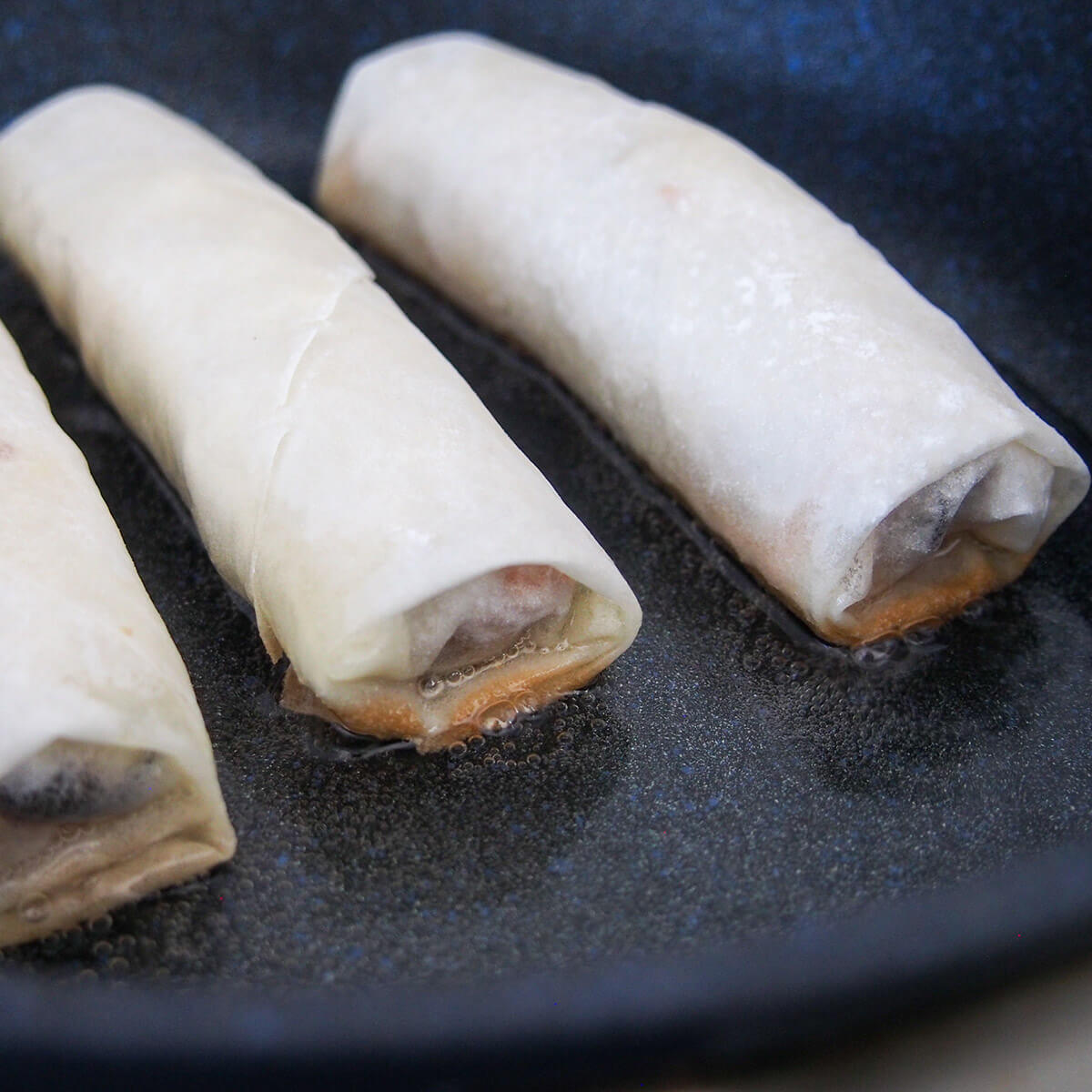frying Vietnamese fried spring rolls