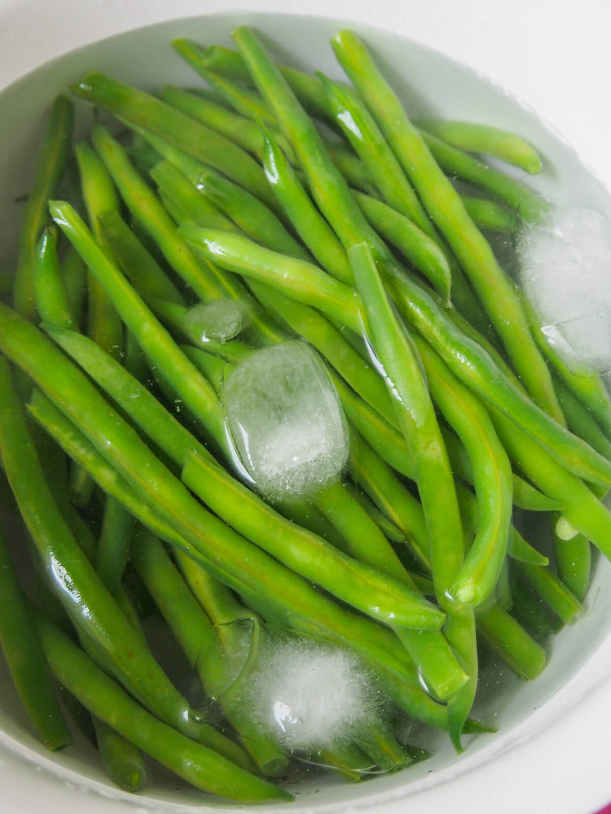 French beans in ice water