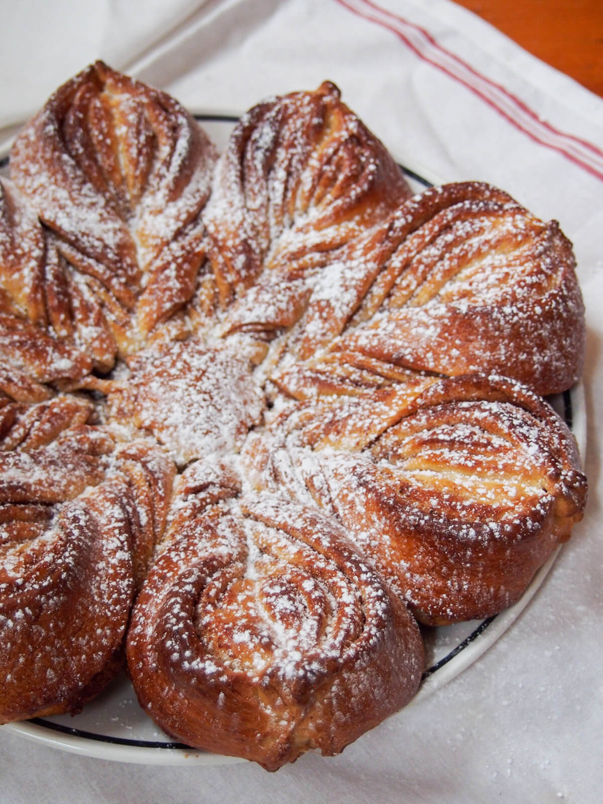 cinnamon star bread viewed from side dusted with sugar