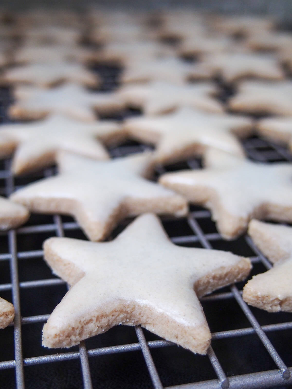 rows of zimtsterne cinnamon star cookies on cooling rack