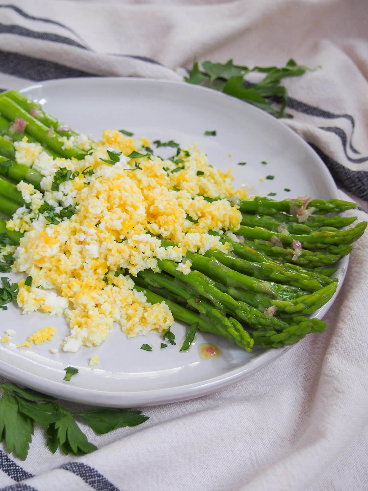 asparagus mimosa from side with parsley to side of plate