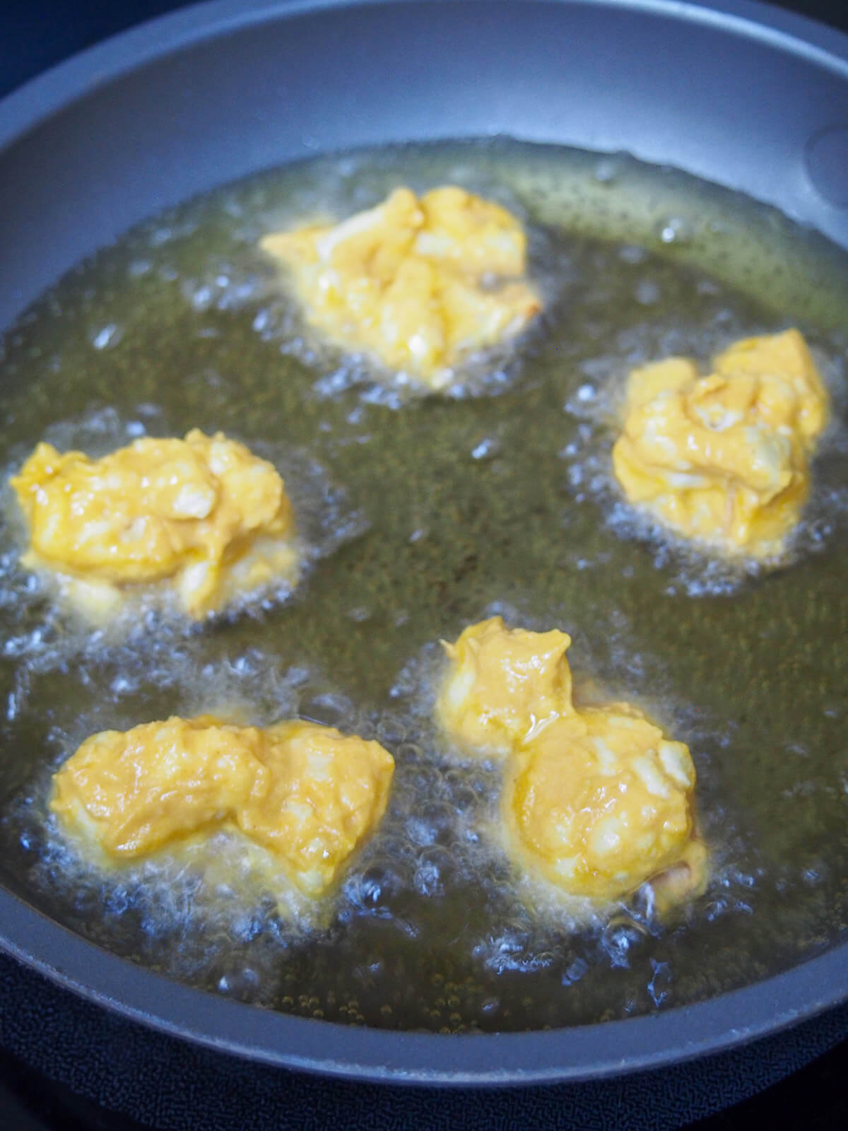 cooking cauliflower pakora pieces of cauliflower pakora cooking in oil