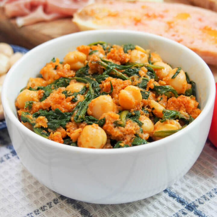 bowl of Spanish chickpeas and spinach