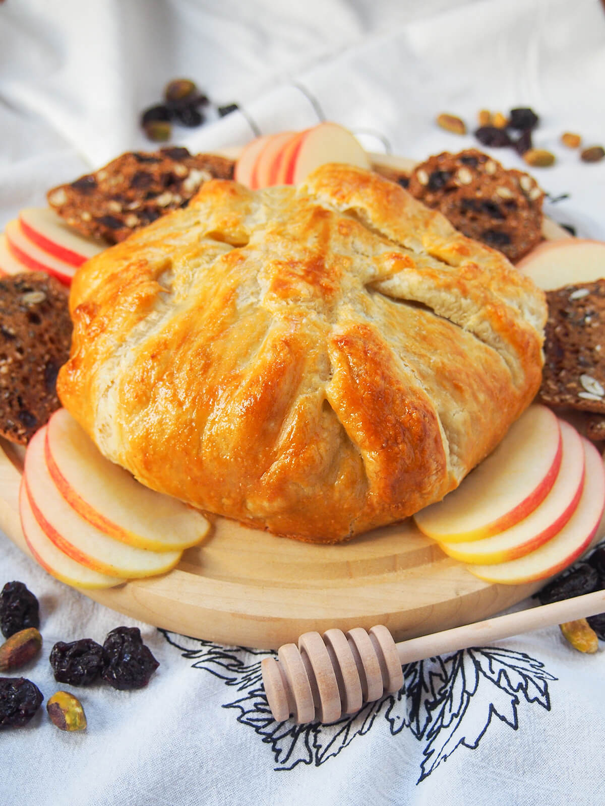 whole brie en croute with apple slices to side